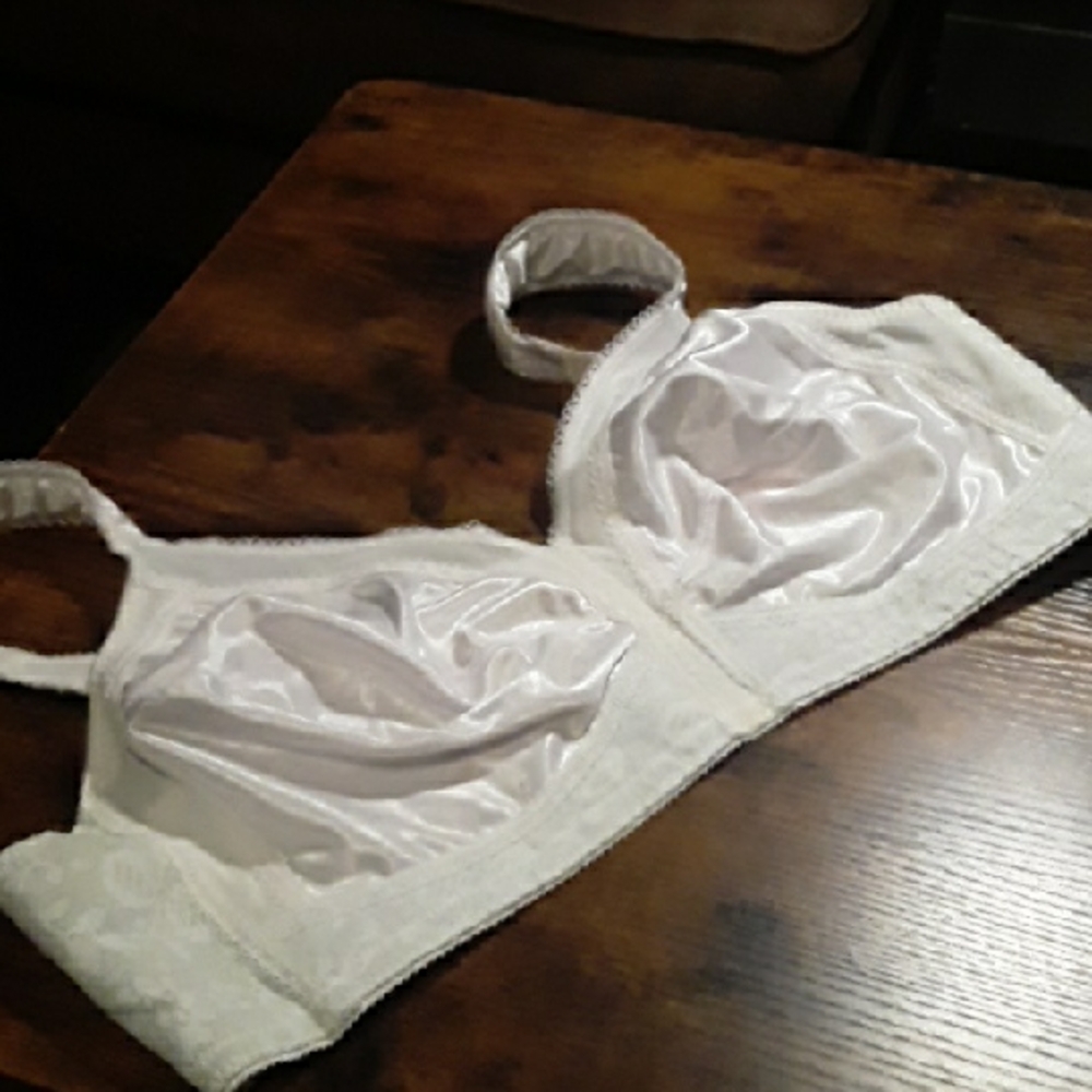 Playtex 46B White Unpadded Wirefree Bra